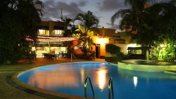 Una piscina al aire libre