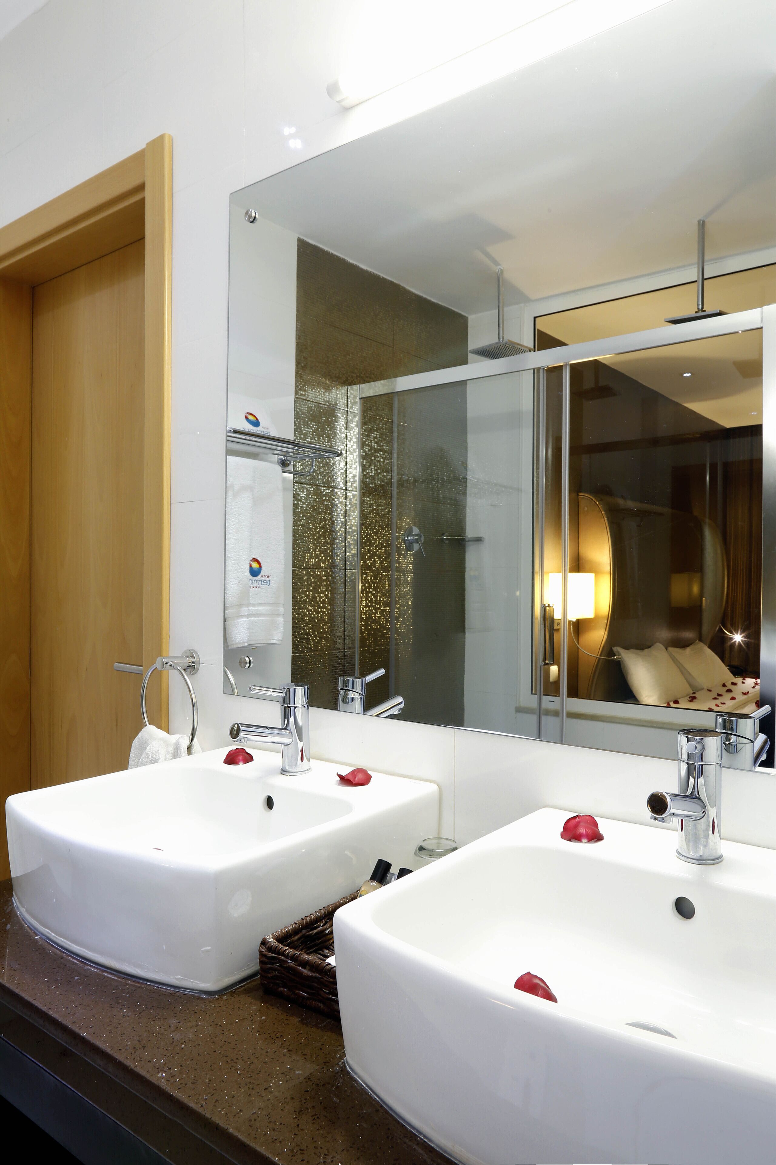 family suite | bathroom | shower, free toiletries, hair dryer, towels