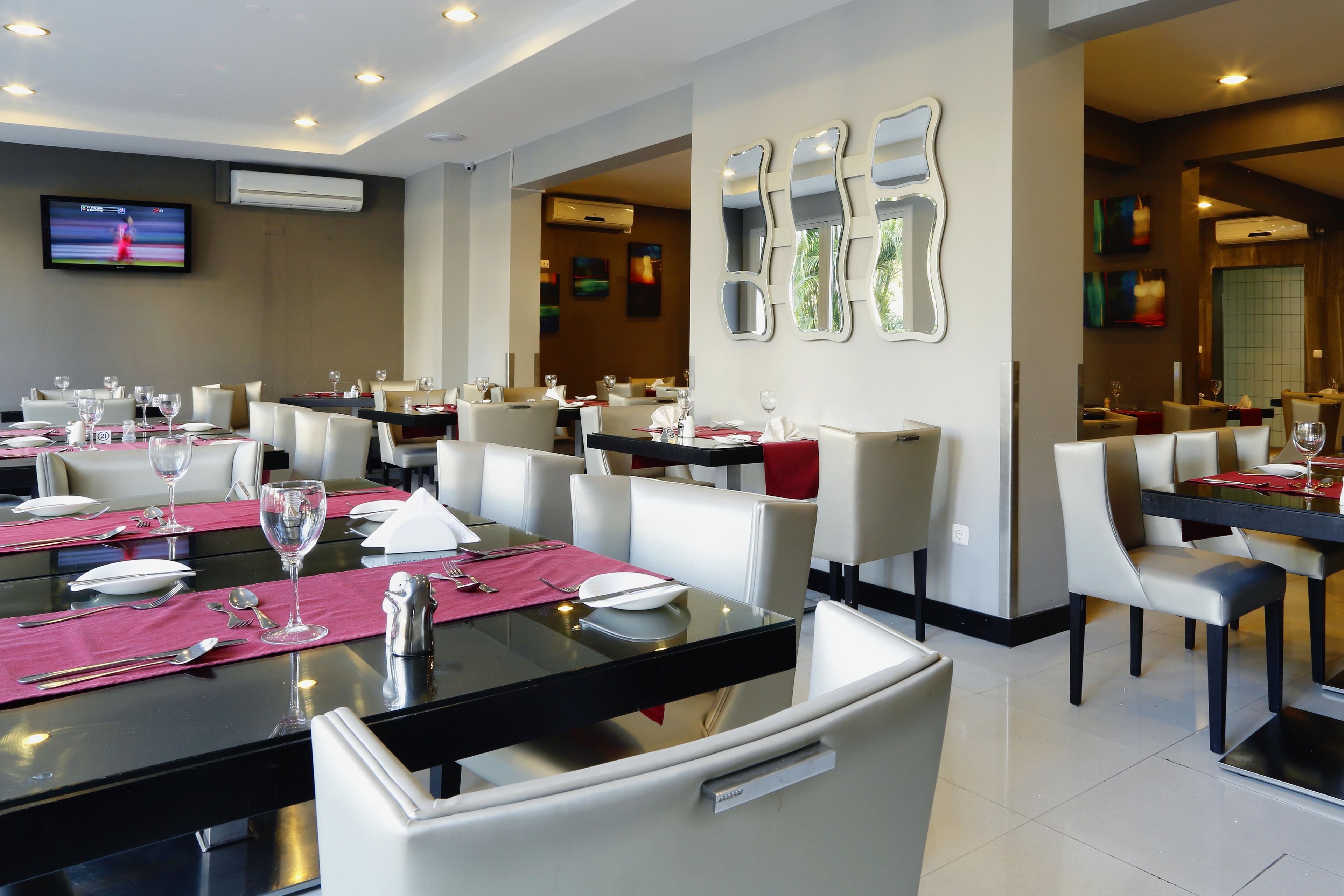 breakfast, lunch, dinner served; international cuisine