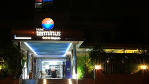 A hotel entrance with a sign reading "Hotel terminus" and a four-star rating. - Hotel Terminus (Maputo)