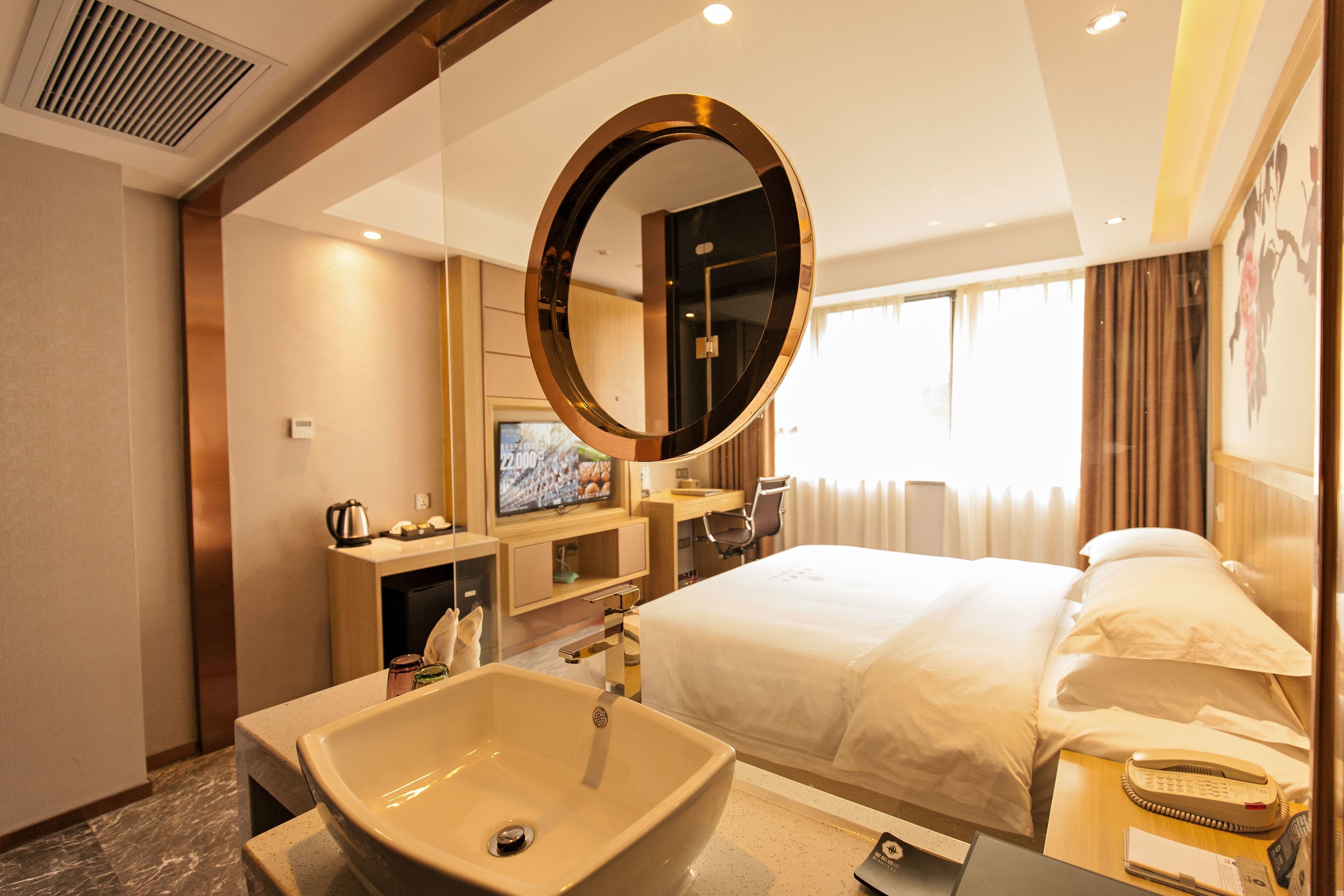 高档床上用品、客房内保险箱、办公桌、遮光窗帘