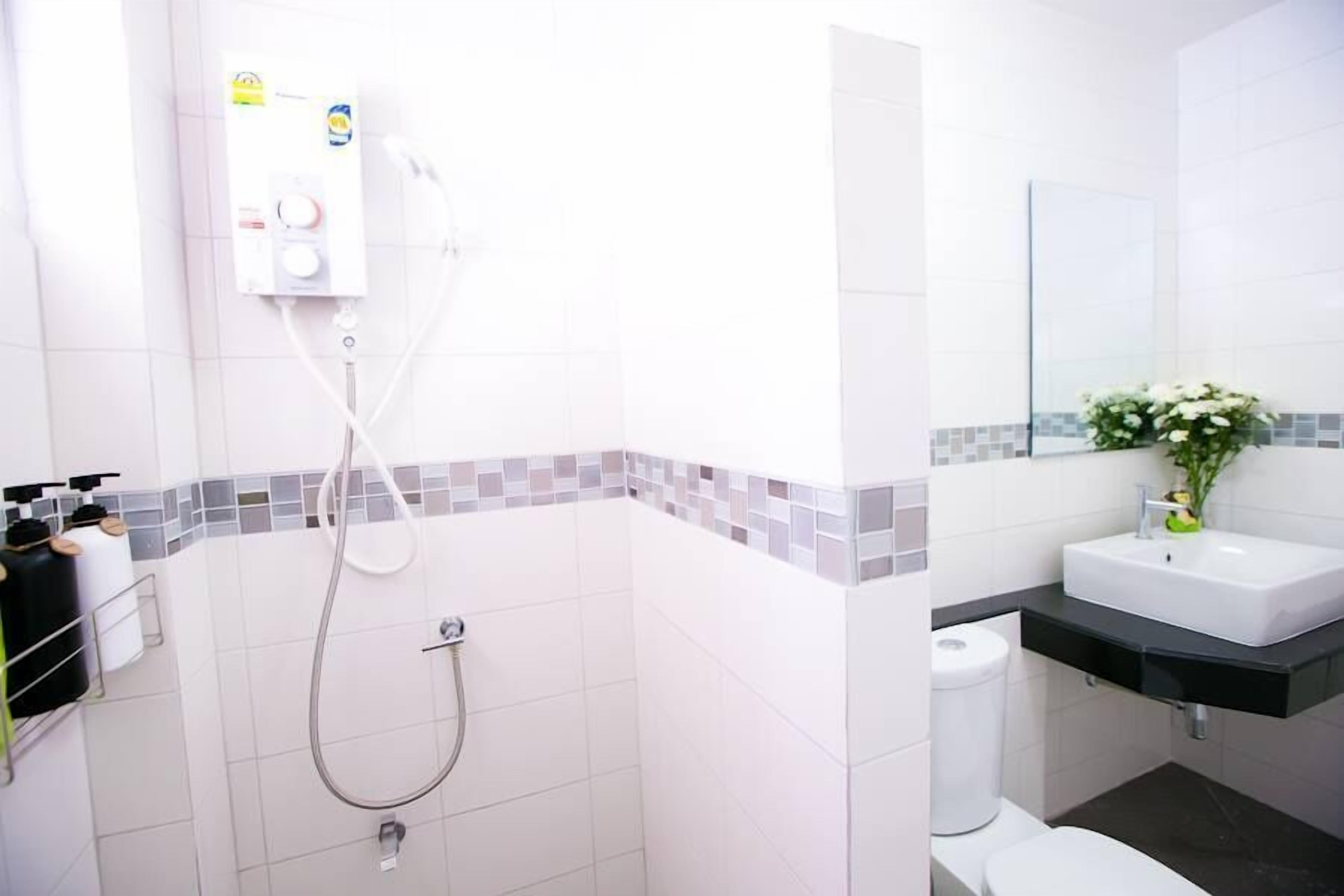 Un baño moderno con ducha, inodoro y lavamanos.