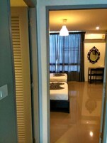 Habitación con 2 camas individuales | Caja fuerte, escritorio, wifi gratis y ropa de cama