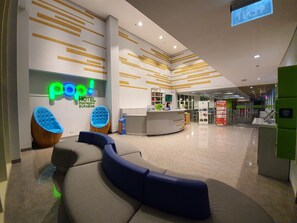 Lobby sitting area - POP! Hotel Diponegoro Surabaya (Surabaya)