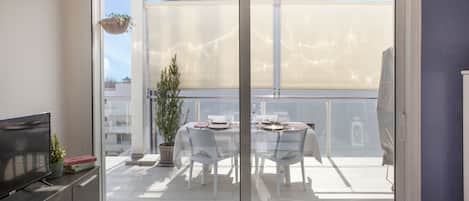Junior penthouse, 1 slaapkamer, terras, gedeeltelijk uitzicht op zee | Terras