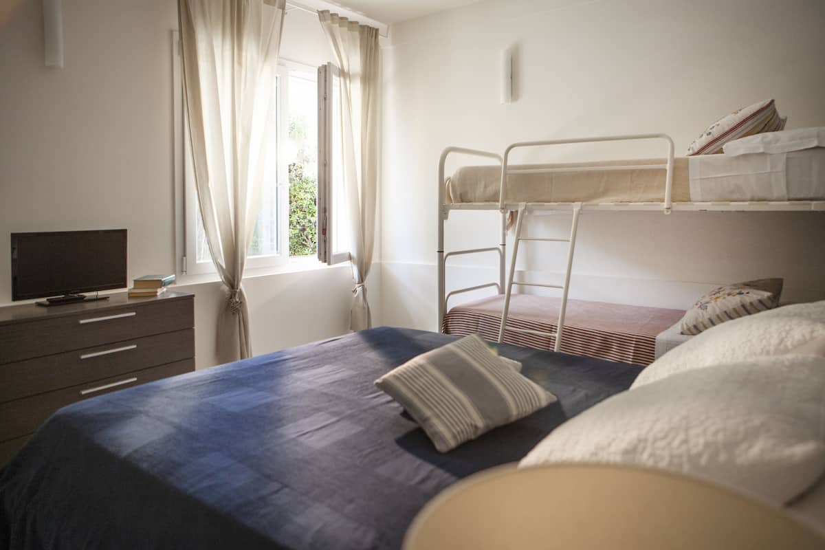 Familie appartement, 1 slaapkamer, op benedenverdieping | 1 slaapkamer, luxe beddengoed, een kluis op de kamer, geluiddichte muren