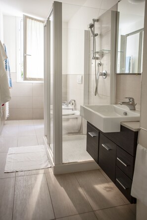 Familienapartment, 1 Schlafzimmer, Erdgeschoss | Badezimmer | Dusche, kostenlose Toilettenartikel, Haartrockner, Bidet