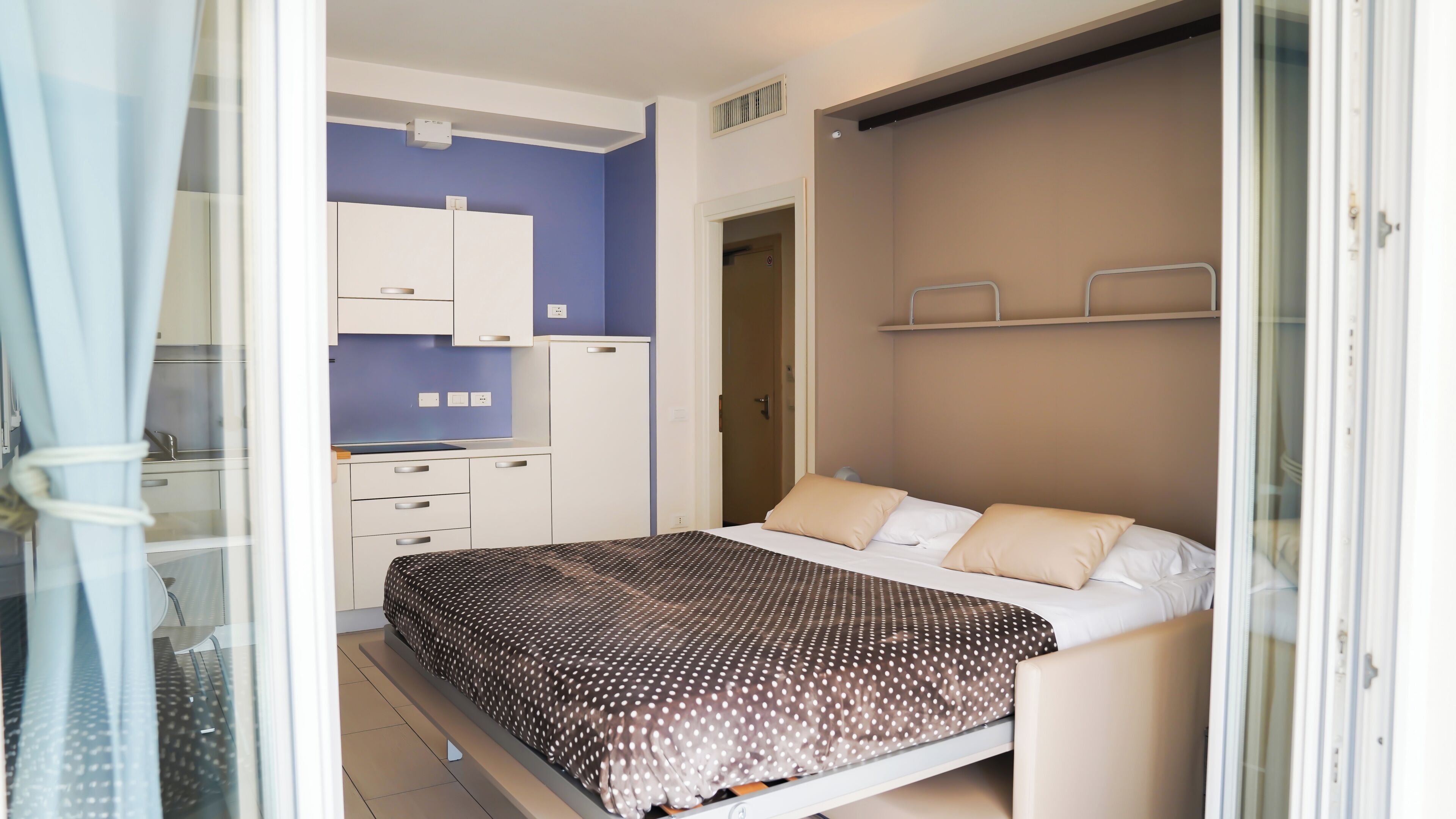 Economy Studio, Balcony