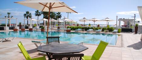 Udendørs pool, parasoller, liggestole