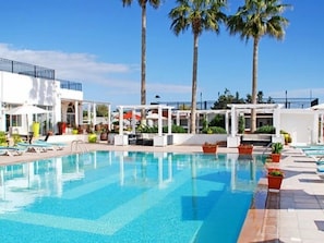 Piscina externa, guarda-sóis, espreguiçadeiras