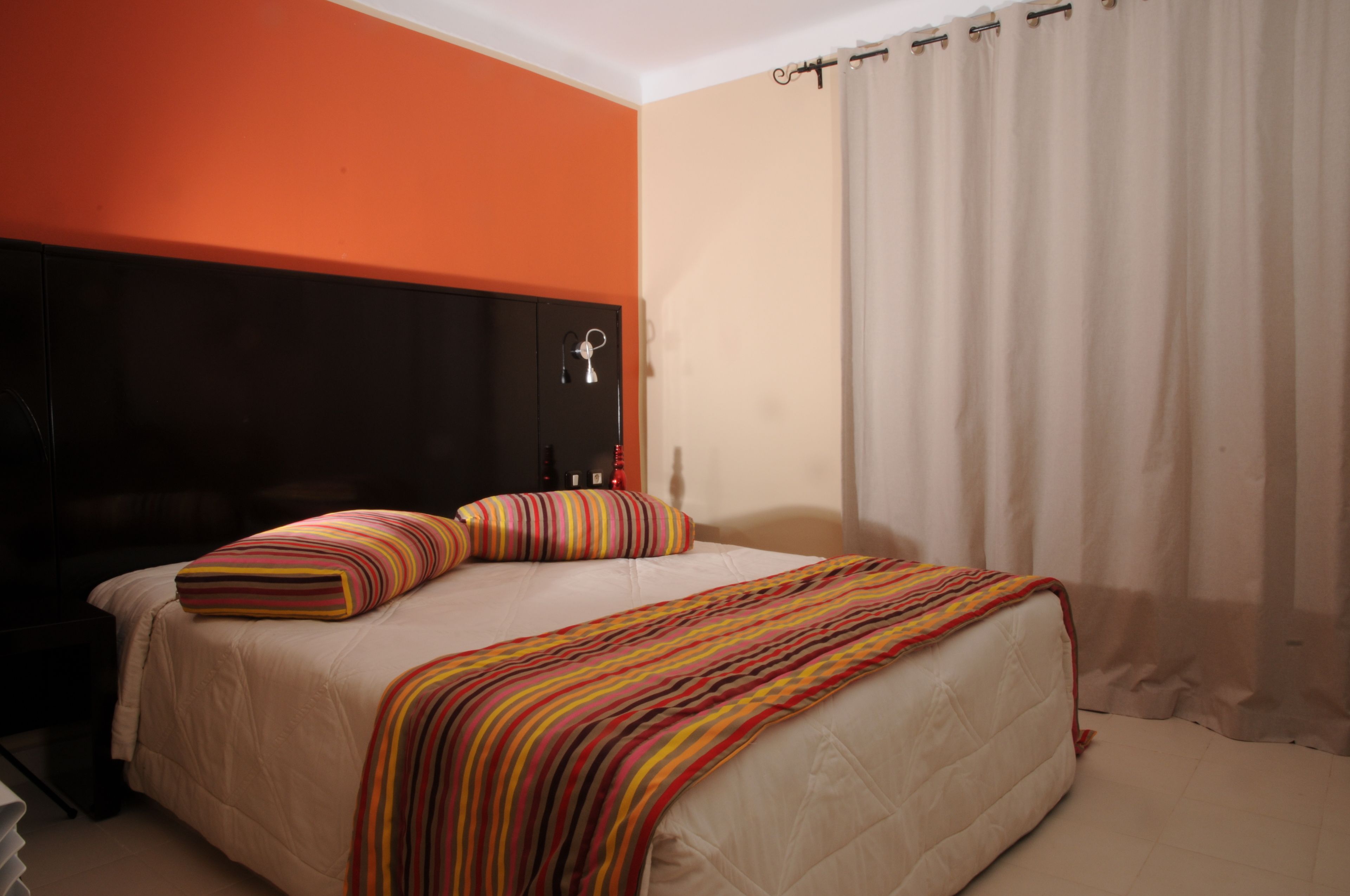 ستائر تعتيم وملاءات أسرّة