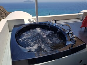 Private spa tub - Apollon Village Hotel (Anafi)