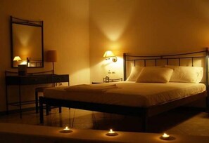 In-room safe, individually furnished, soundproofing, free WiFi - Apollon Village Hotel (Anafi)