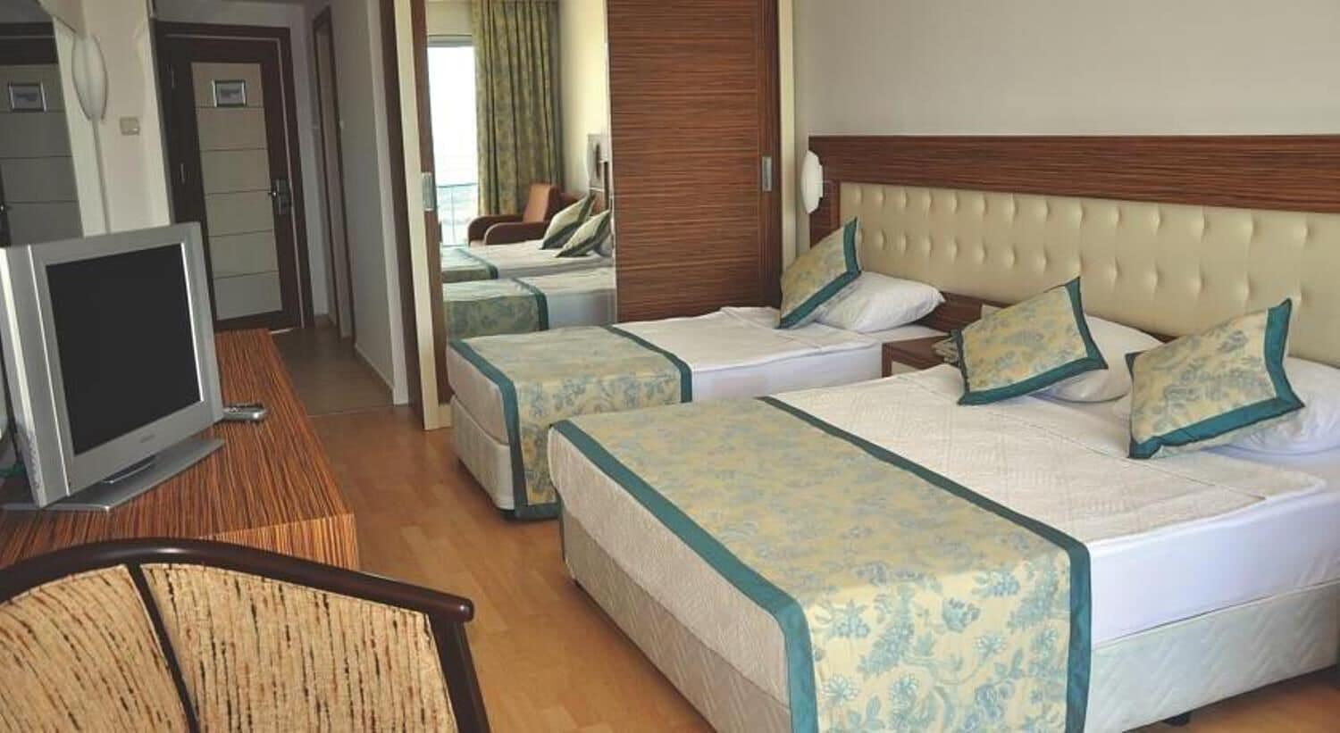 Premium bedding, minibar, desk, free WiFi