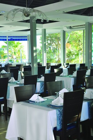 Breakfast, lunch and dinner served