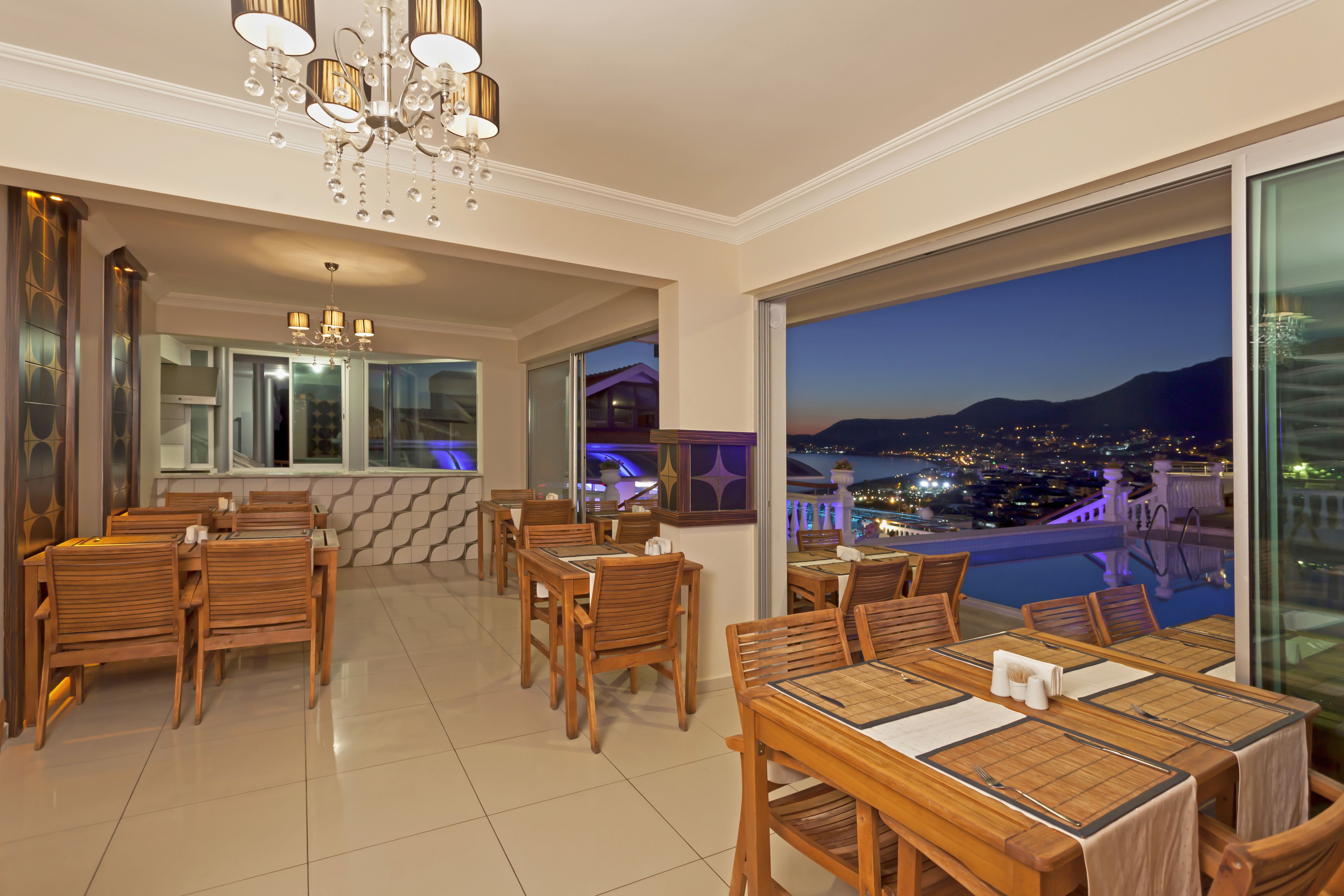 2 restaurants, breakfast, lunch served; local and international cuisine