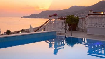 2 buitenzwembaden, parasols voor strand/zwembad