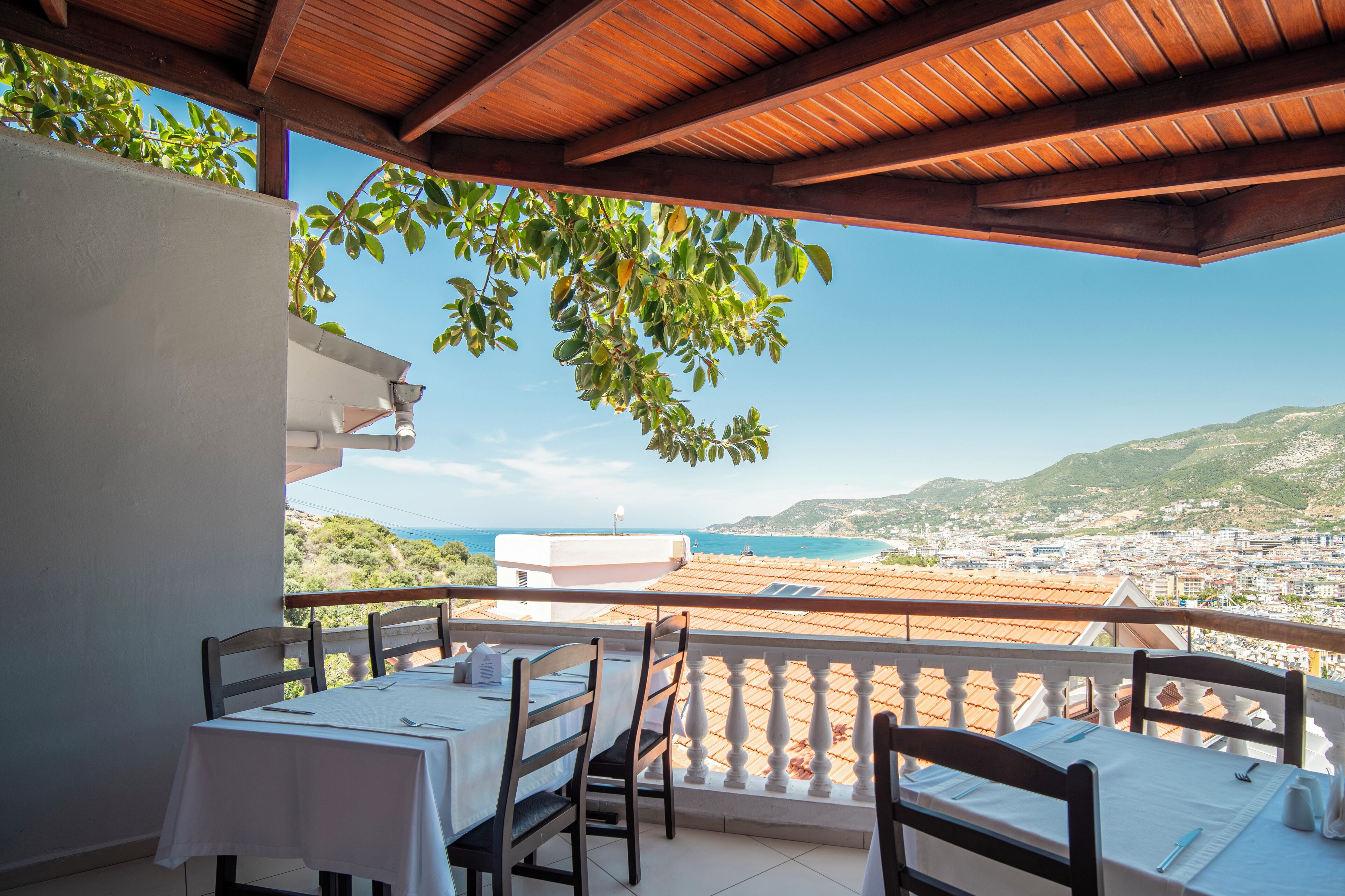 2 restaurants, breakfast, lunch served; local and international cuisine