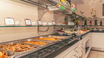 2 restaurants, serveren ontbijt, lokale en internationale gerechten