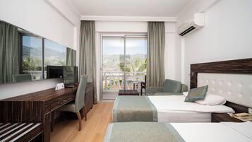 Een kluis op de kamer, een bureau, een laptopwerkplek