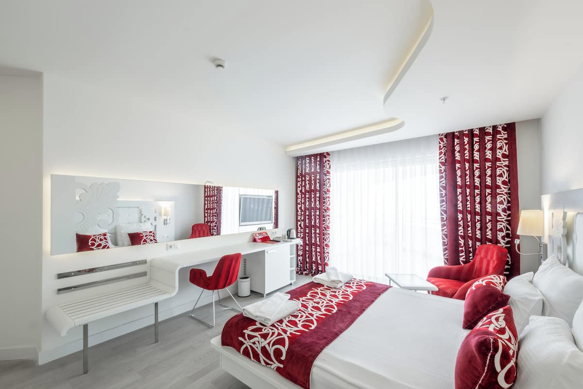 Minibar, desk, soundproofing, WiFi (free)