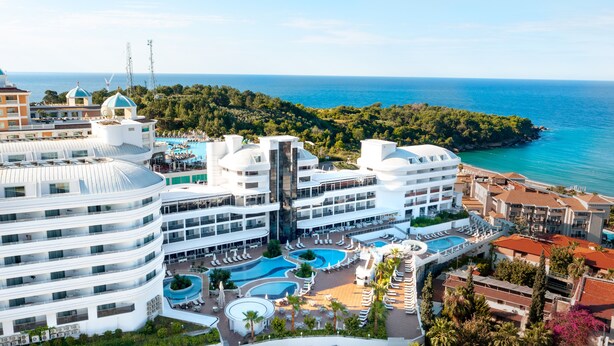Un complexe hôtelier doté de plusieurs piscines, d’une plage et offrant une vue sur la mer.