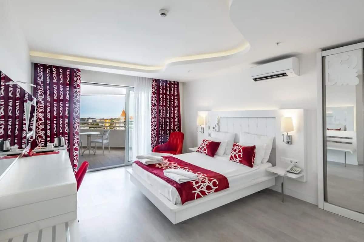 Minibar, desk, soundproofing, free WiFi