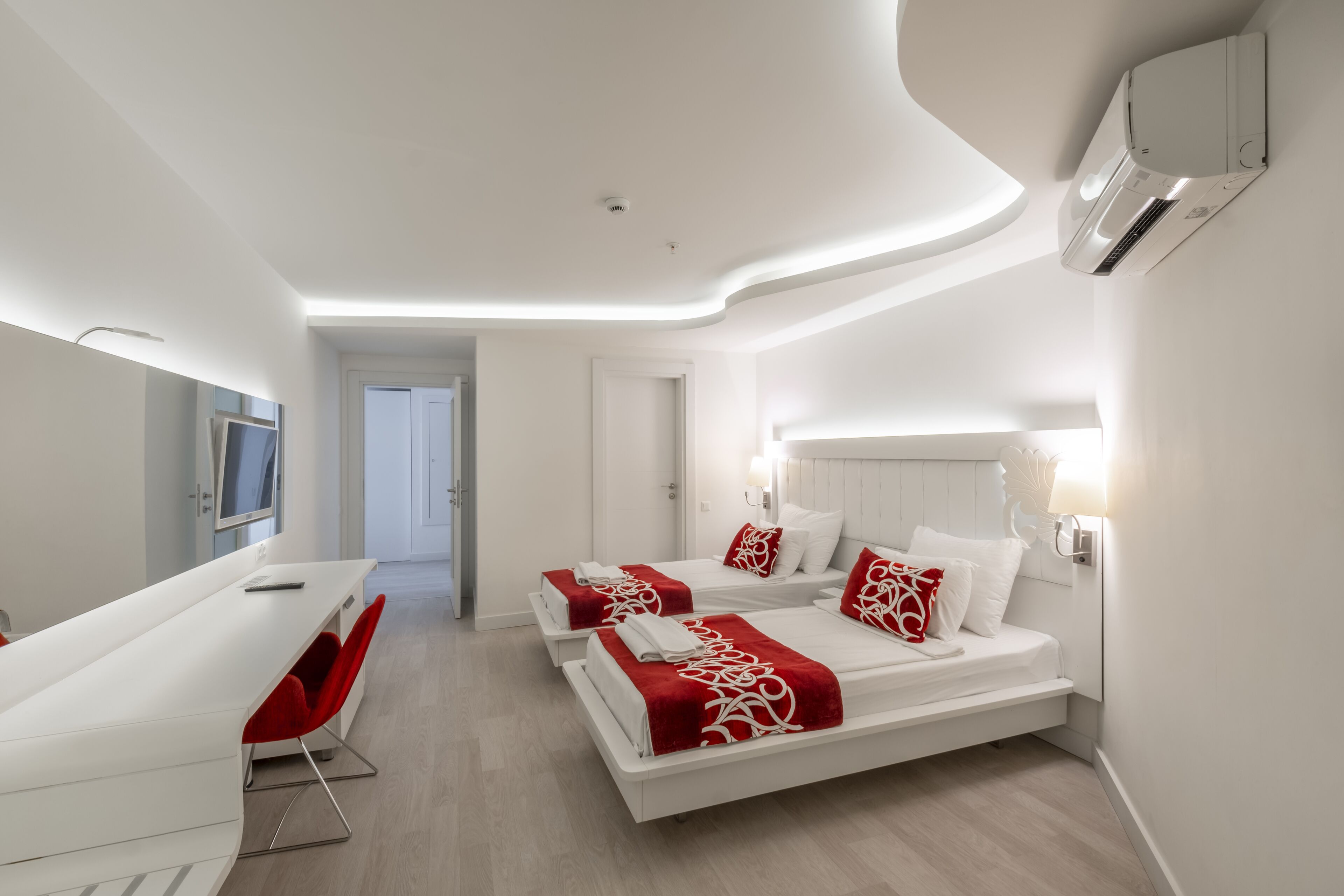 Familienzimmer, 2 Schlafzimmer, Poolblick | Minibar, Schreibtisch, schallisolierte Zimmer, kostenloses WLAN