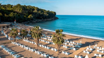 Playa privada en los alrededores, camastros y sombrillas