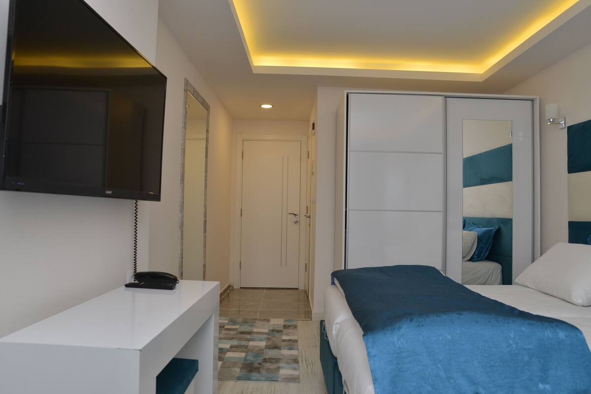 Minibar, brankas, meja kerja, dan kedap suara