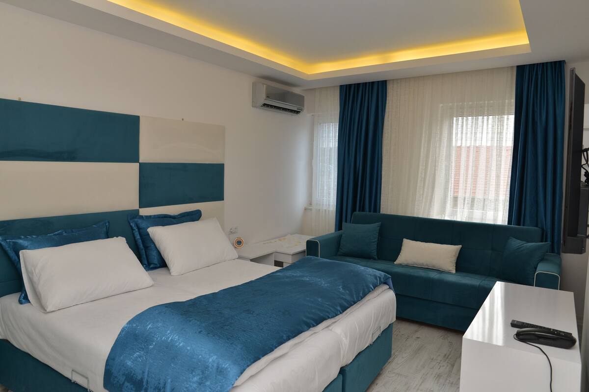 Minibar, brankas, meja kerja, dan kedap suara