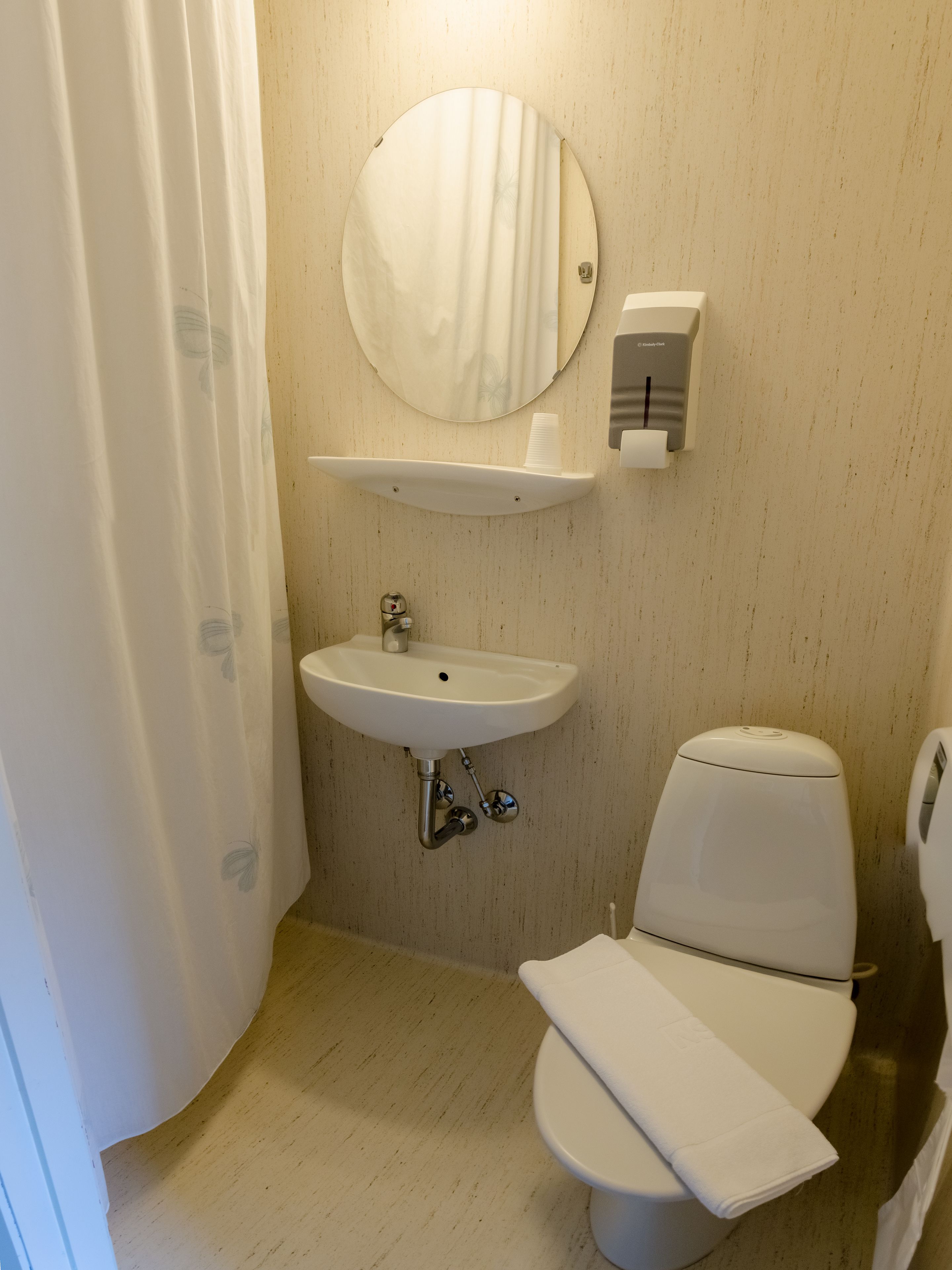 standard double or twin room | bathroom | shower, towels