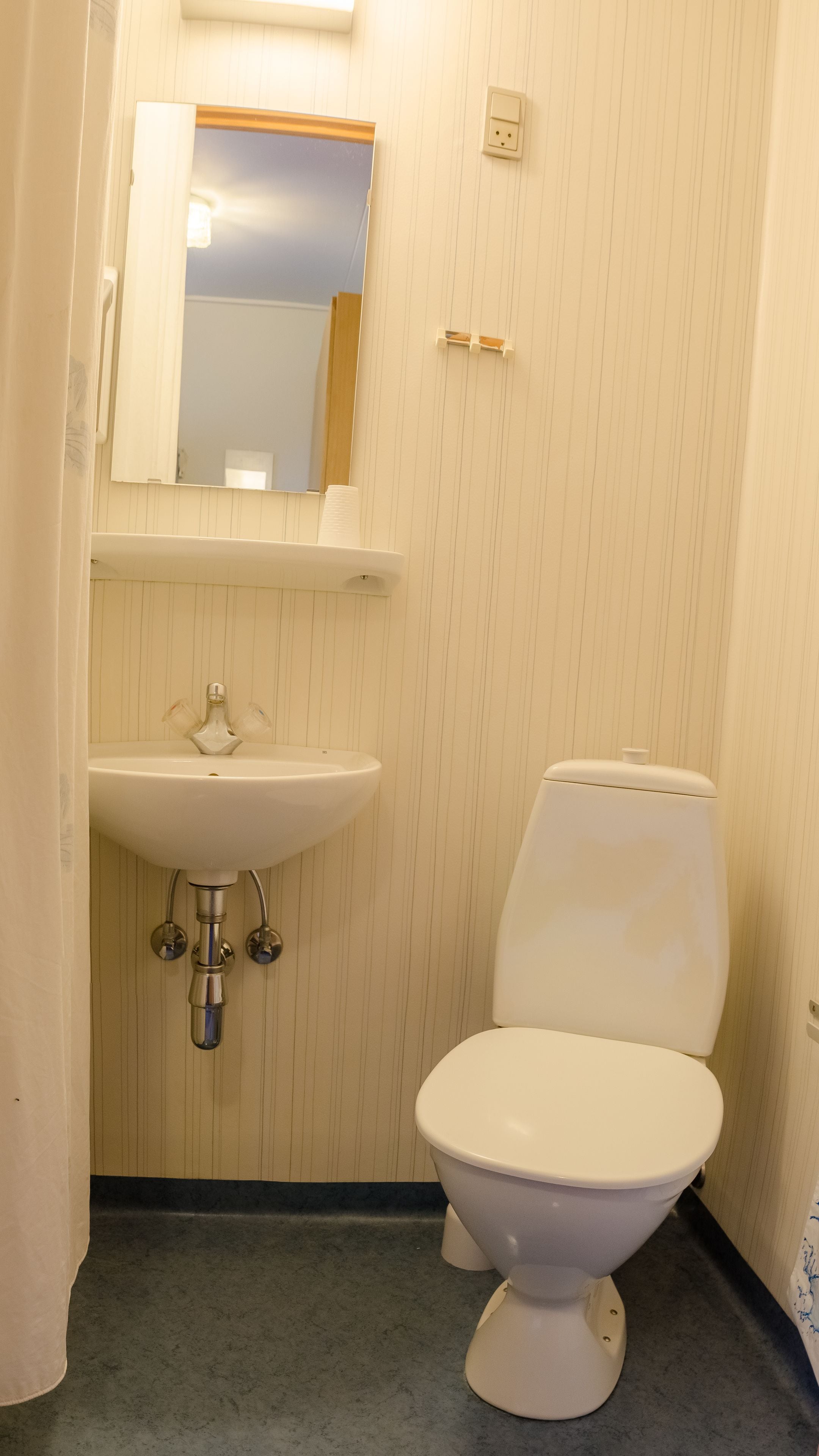 standard double or twin room | bathroom | shower, towels
