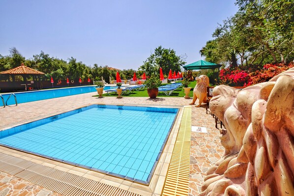 Kolam renang outdoor musiman, dengan payung kolam renang