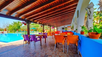 Daily cooked-to-order breakfast (EUR 15 per person)