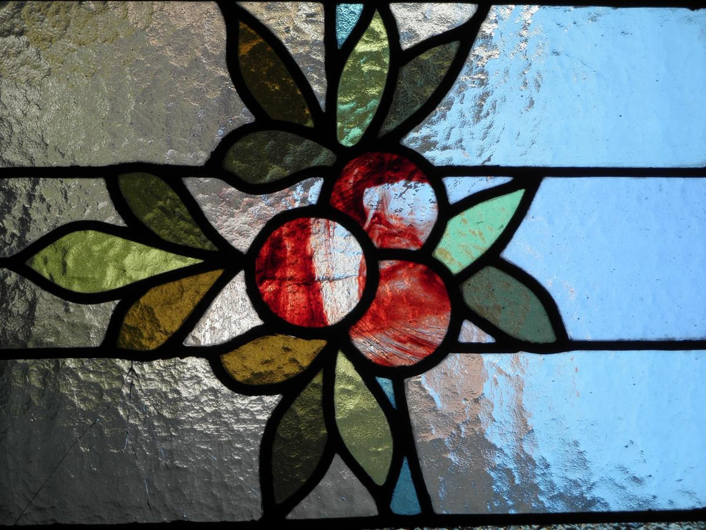 Une vitre décorée avec des motifs floraux.
