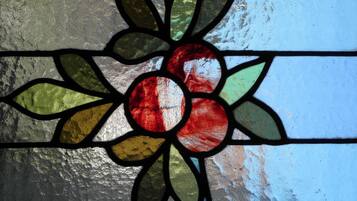 Une vitre décorée avec des motifs floraux.