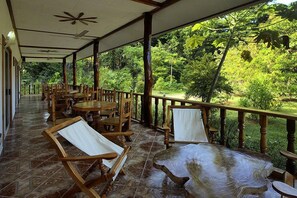 Terrace/patio - Omusee Guesthouse (Praslin Island)