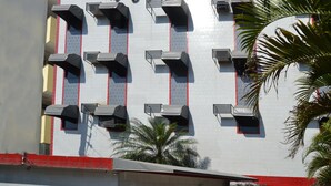 A building with a sign reading "Verona Hotel". It features multiple air conditioning units and a red and white facade. - Verona Hotel - Adults Only (Rio de Janeiro)