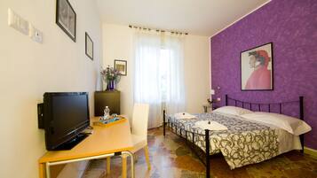 Dreibettzimmer, eigenes Bad | Schreibtisch, Babybetten, Zustellbetten, kostenloses WLAN