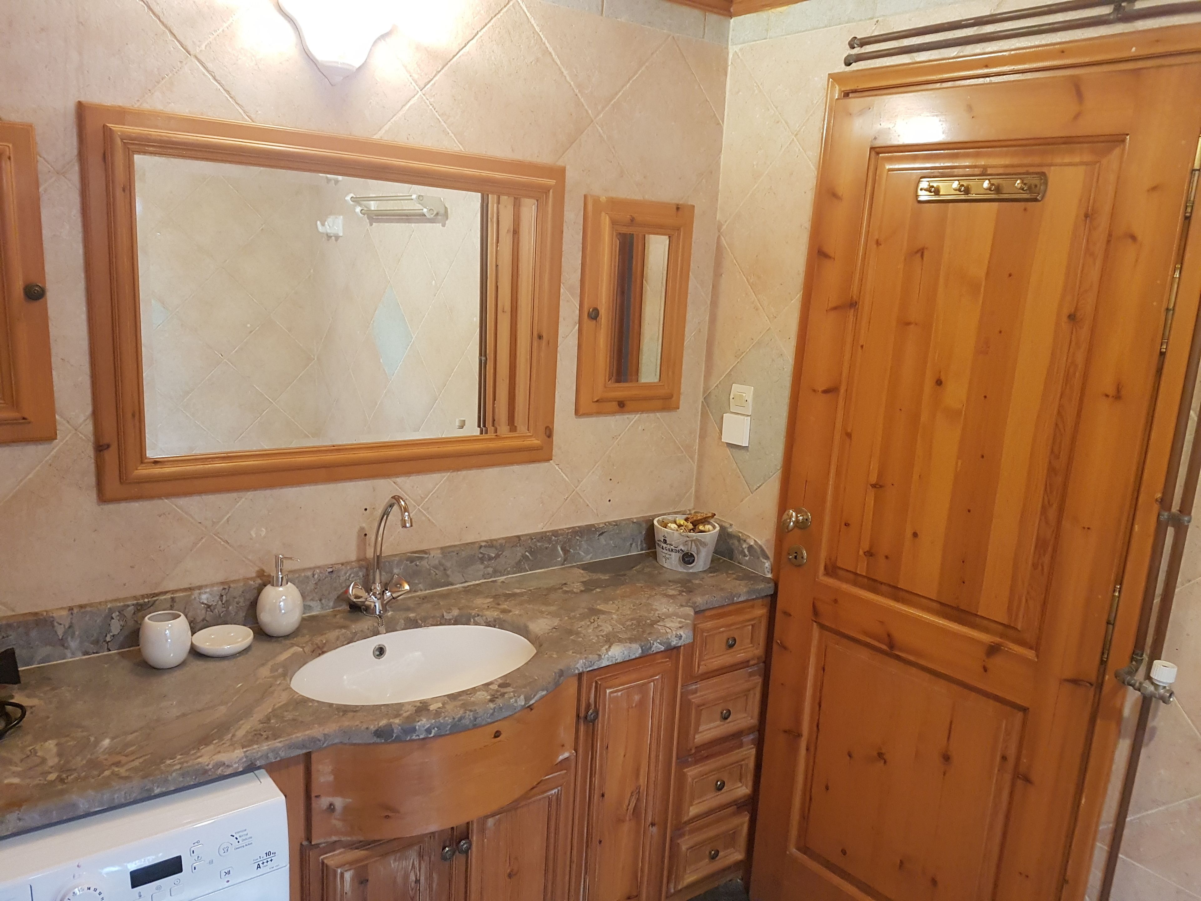 family suite | bathroom | shower, free toiletries, hair dryer, towels