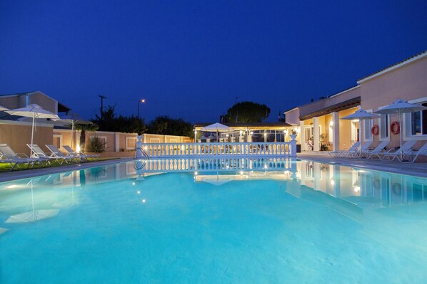 Outdoor pool, pool loungers - CorfuGrace (Corfu)