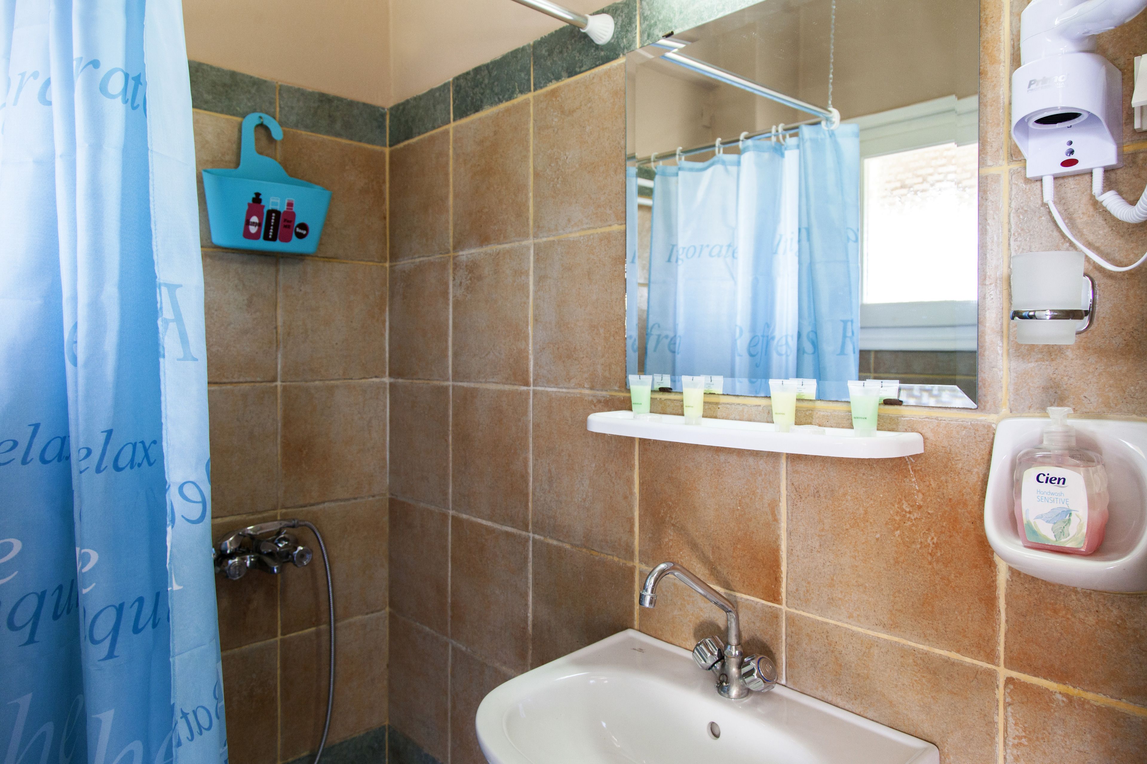 shower, free toiletries, hair dryer, towels