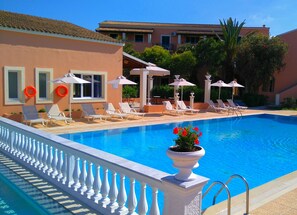 Piscina a l'aire lliure i gandules 