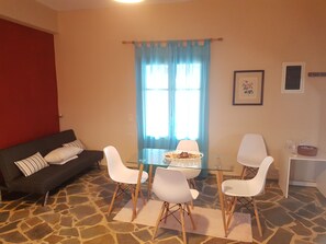 Familien-Suite | Essbereich im Zimmer