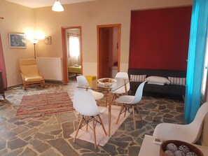 Suite familiar | Área de sala de estar | Televisión de pantalla plana 