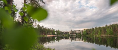 Vista frontal de la propiedad