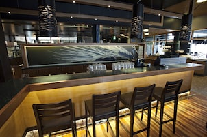 2 bars/lounges