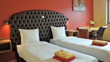 Standaard Twin kamer, 2 eenpersoonsbedden | Luxe beddengoed, een kluis op de kamer, een bureau, geluiddichte muren