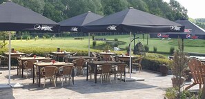 Middag serveres, barbeque